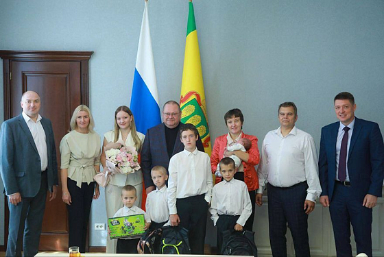 Олег Мельниченко вручил «набор первоклассника» Ивану Ермакову-Агееву