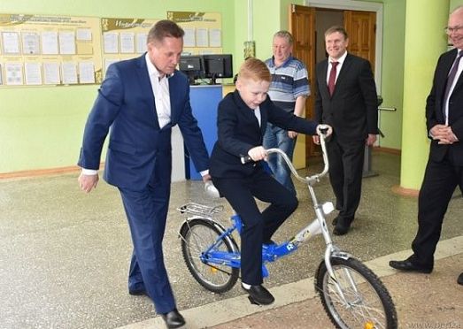 Мэр Пензы подарил велосипед второкласснику из школы № 30