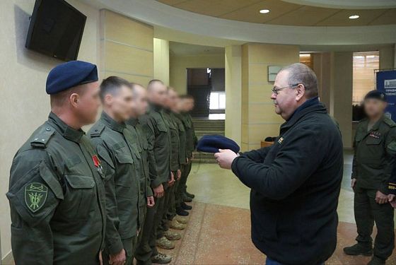 Олег Мельниченко вручил бойцам спецназа береты
