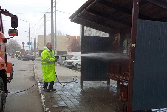 В Пензе отмывают остановки общественного транспорта