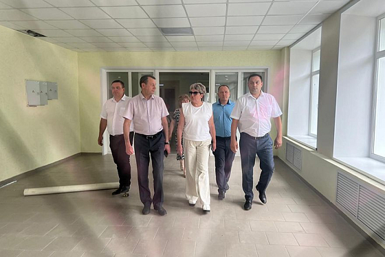 Олег Ягов оценили ход ремонтных работ в школах Сердобска