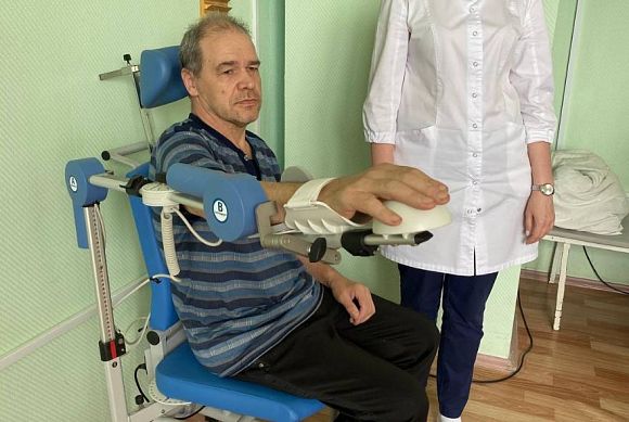 Пензенцу облегчили сильную боль в руке после инсульта благодаря новому аппарату