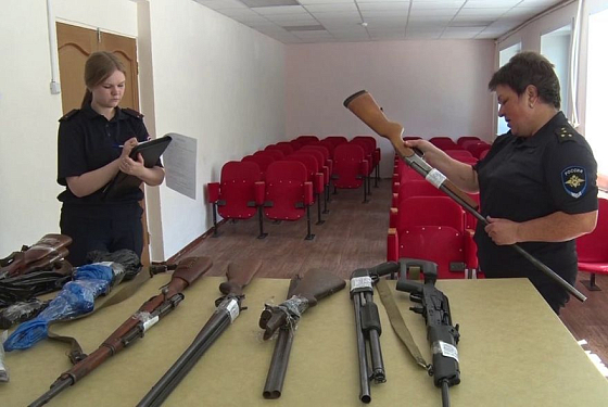 В Лопатинском районе сельчанин хранил автоматы, пистолеты и гранаты