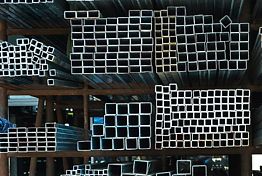 Профильная труба в загородном строительстве: надёжность и скорость