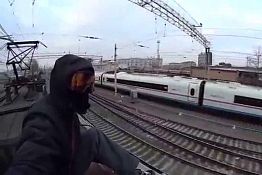 В Пензе школьник погиб на крыше вагона, делая селфи В Пензе школьник погиб на крыше вагона, делая селфи