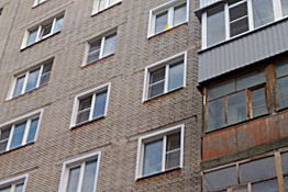 В Пензе на ул. Карпинского с балкона 3 этажа выпал мужчина