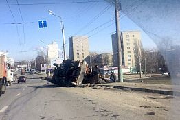 В Пензе на ул. Карпинского перевернулся подъемный кран