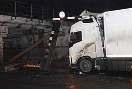 В Пензе фура снесла ограничитель высоты у «моста глупости» В Пензе фура снесла ограничитель высоты у «моста глупости»