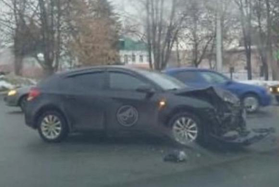 В Пензе на Коммунистической иномарка попала в ДТП