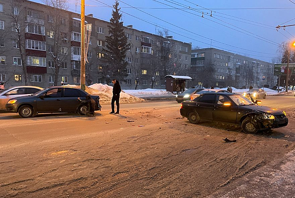 В Пензе легковушку развернуло поперек дороги на улице Мира