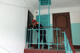 В Пензе неадекватная мать заперлась с двумя детьми в квартире В Пензе неадекватная мать заперлась с двумя детьми в квартире