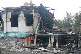 Погибшую на пожаре в Бессоновке семью похоронили за счет бюджета Погибшую на пожаре в Бессоновке семью похоронили за счет бюджета