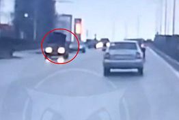 В Пензе у автомобиля на скорости оторвало капот