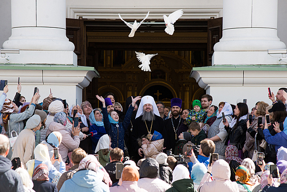 В Благовещение митрополит Серафим совершил литургию в Спасском кафедральном соборе