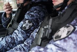 В Пензе росгвардейцы помогли замерзающему в снегу мужчине