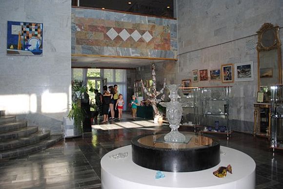 В Музее стекла и хрусталя Никольска открыта выставка «Такая разная, алмазная»
