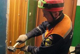 В Пензе спасатели помогли подняться 88-летней пенсионерке В Пензе спасатели помогли подняться 88-летней пенсионерке