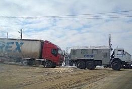 В Пензе ОМОН вытащил застрявшую фуру — соцсети