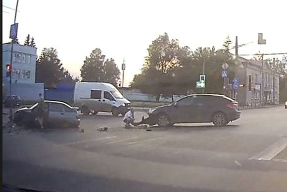 В Терновке при столкновении ВАЗа и Chevrolet пострадал человек