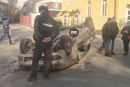 В Пензе на ул. Калинина перевернулся автомобиль Renault