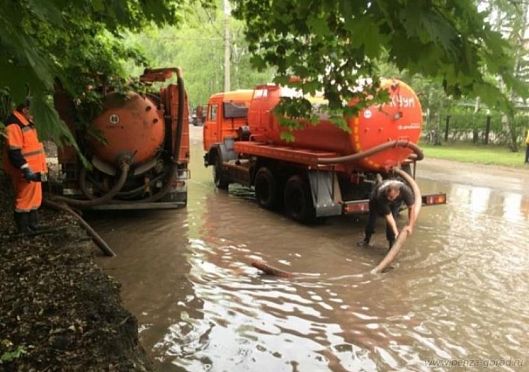 С пензенских улиц откачивают воду после ливня