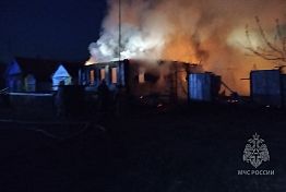 В Чаадаевке сгорели два дома и надворные постройки