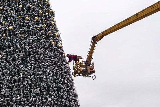 В Пензе главную елку украшают шарами