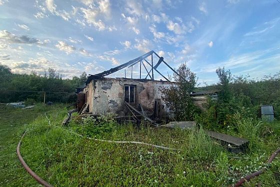 Во время пожара под Каменской гость погиб, а хозяин дома спасся