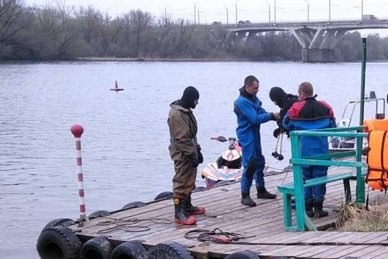 Пензенские водолазы показали умение резать металл под водой