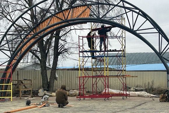 В Спутнике монтируют входную арку и обновляют освещение