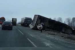 В Кузнецке фура вылетела с трассы и перевернулась