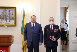 Мельниченко наградил отличившихся в профессиональной деятельности пензенцев Мельниченко наградил отличившихся в профессиональной деятельности пензенцев