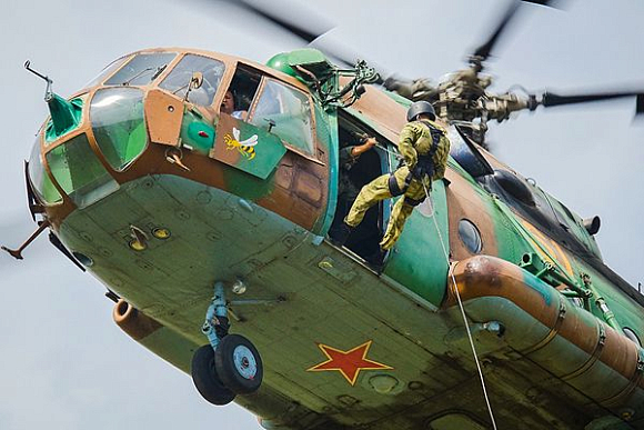В Сосновке спецназовцы спустились с вертолета без парашютов