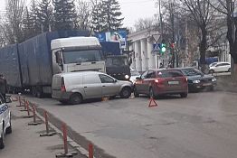 В Пензе столкнувшиеся легковушки перекрыли дорогу
