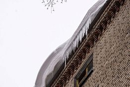 В Пензе женщину убила упавшая с крыши глыба льда