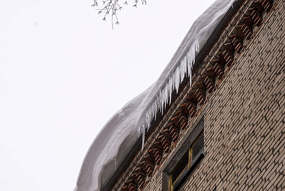 В Пензе женщину убила упавшая с крыши глыба льда