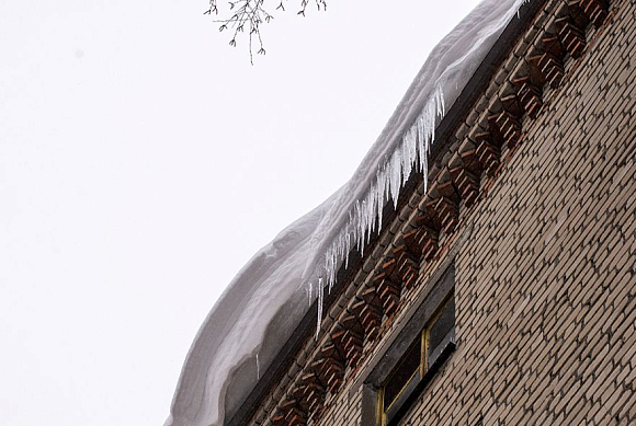 В Пензе женщину убила упавшая с крыши глыба льда