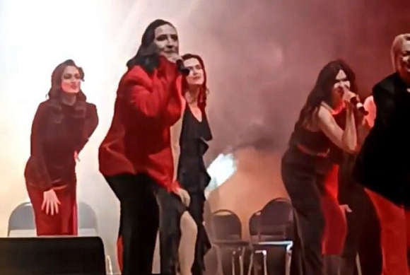 Перо и микрофон: в Пензе журналисты стали звездами вокально‑театрального ревю