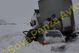 Под Кузнецком произошла жесткая авария с фурой и легковушкой