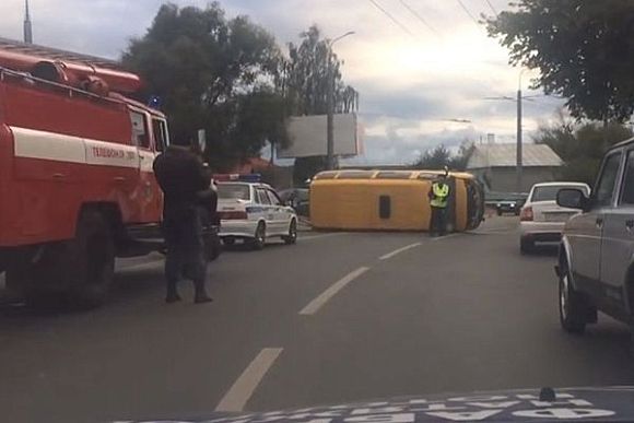 В сети появилось видео с перевернувшейся в Терновке «Газелью»