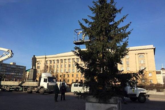 В Пензе площадь Ленина украсили живой елью