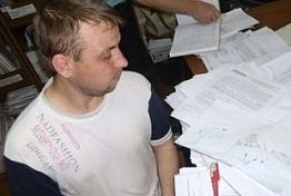 В Кузнецке приставы вручают нерадивым родителям рисунки их детей В Кузнецке приставы вручают нерадивым родителям рисунки их детей