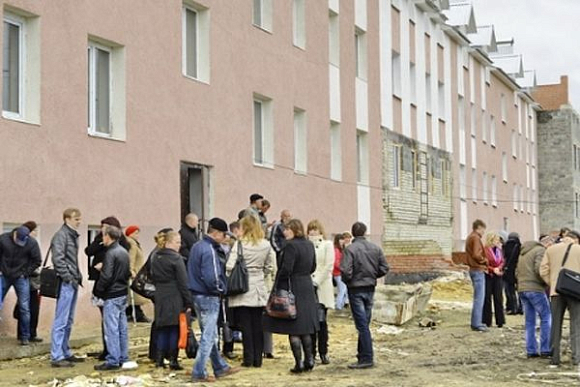 Владельцы квартир на Левицкого-Боровиковского просят приостановить снос дома