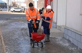 В Пензе обледеневшие тротуары посыпают гранитной крошкой