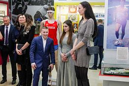 В Пензу на открытие музея спорта приехала модель из Книги рекордов Гиннеса В Пензу на открытие музея спорта приехала модель из Книги рекордов Гиннеса