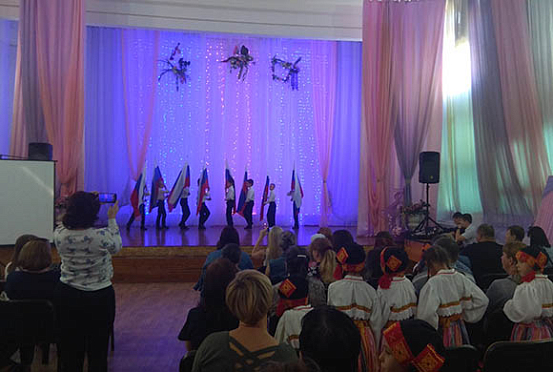 В пензенской школе №52 избирателей встречают песнями и танцами
