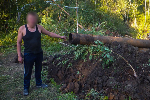 Житель Пензенской области на личном экскаваторе выкопал трубы массой 2 тонны