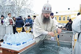 В Пензе у Спасского собора впервые за сто лет освятили воду В Пензе у Спасского собора впервые за сто лет освятили воду