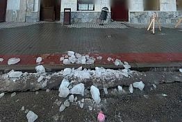 В Пензе на улице Бакунина на женщину упала ледяная глыба