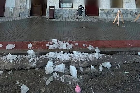 В Пензе на улице Бакунина на женщину упала ледяная глыба